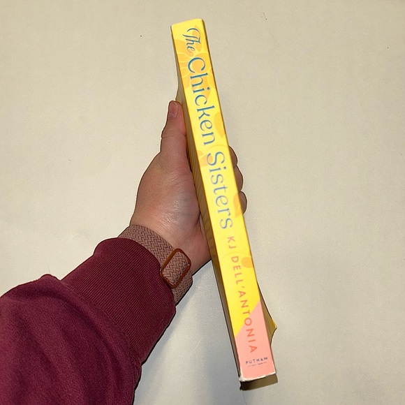 THE CHICKEN SISTERS by KJ Dell’Antonia 📚 Paperback Reese’s Book Club Book - Picture 2 of 9